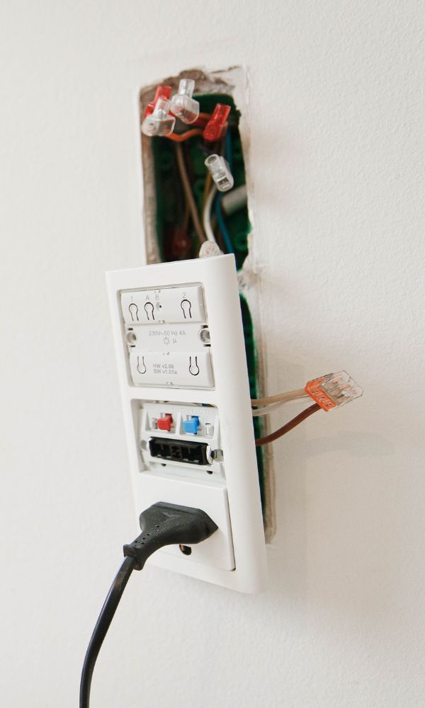 Billede af elektriker, der installerer LED-belysning i Brønshøj: "Energibesparende LED-belysning i Brønshøj installeret af SAK Electrics professionelle team."