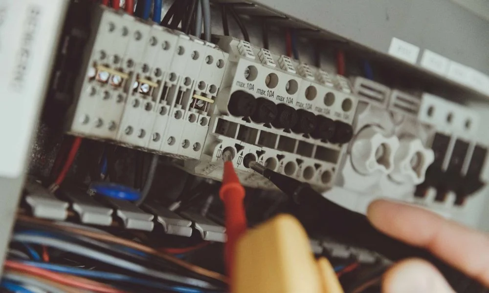 En elektriker på Vesterbro arbejder nøje med elektronik for at udføre fejlfinding, reparation eller installation af elektroniske komponenter med omhyggelighed og præcision.