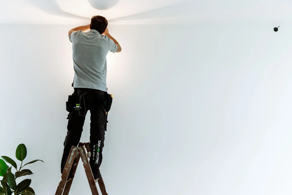 Elektriker Vanløse arbejder på en lys installation for en kunde