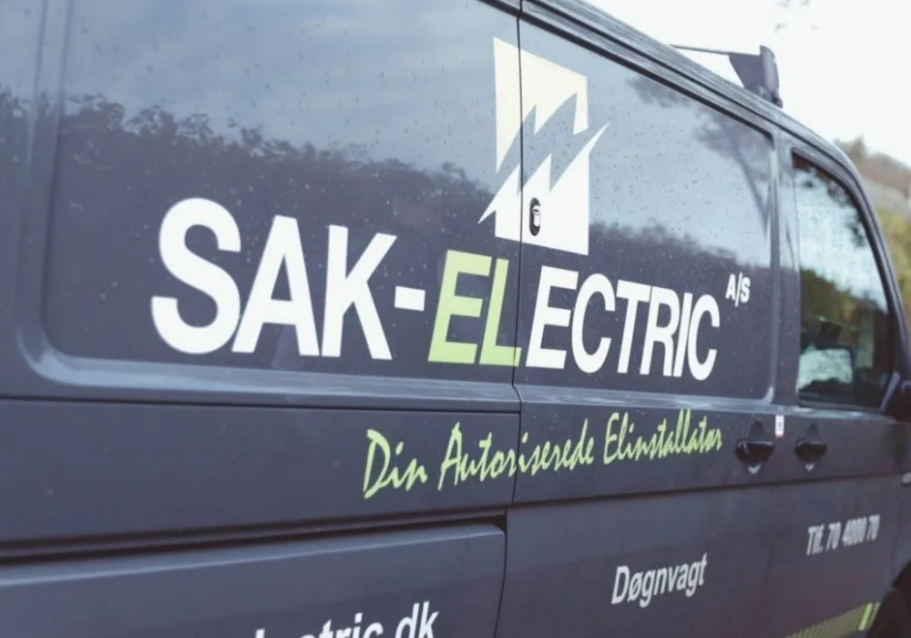 Dette er et billede af SAK-Electrics firmabil som er en billig elektriker i bagsværd